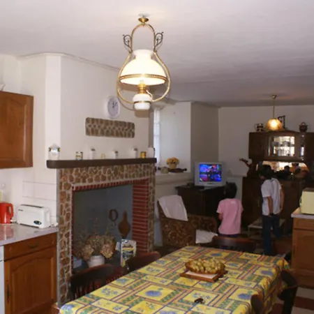 Savignac-les-ormeaux, 4 Pieces, 6 Personnes - Fr-1-419-137 Casa de Férias